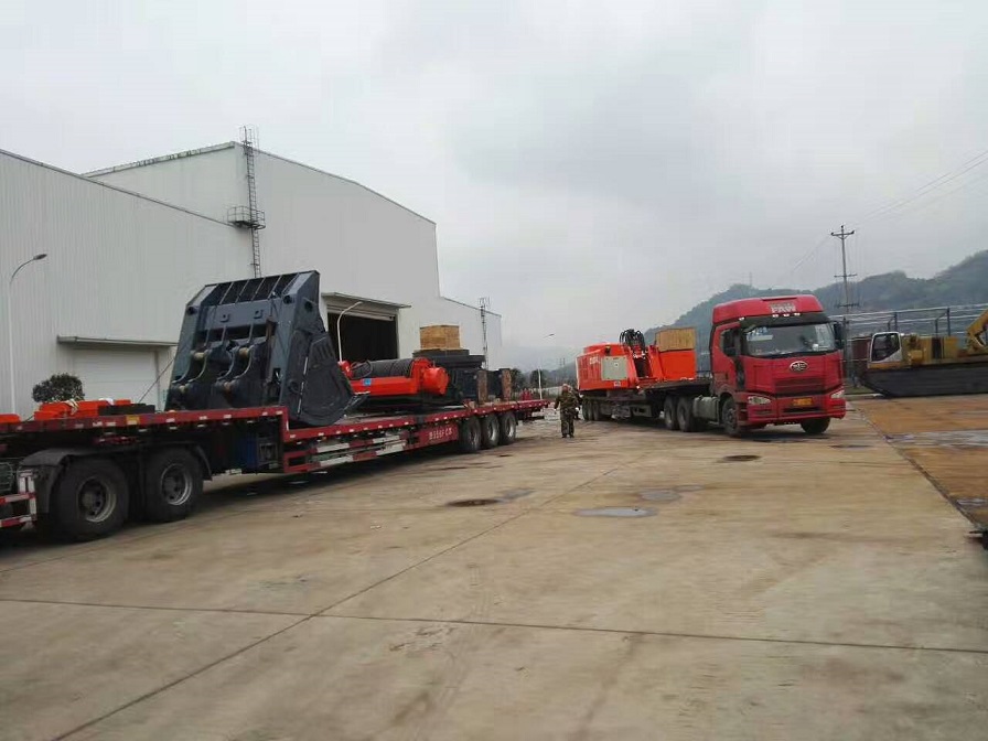 挖掘機(jī)，報(bào)廢汽車(chē)拆解機(jī).jpg