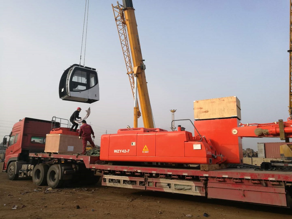 電動(dòng)報(bào)廢汽車(chē)拆解機(jī)，電動(dòng)抓料機(jī).jpg