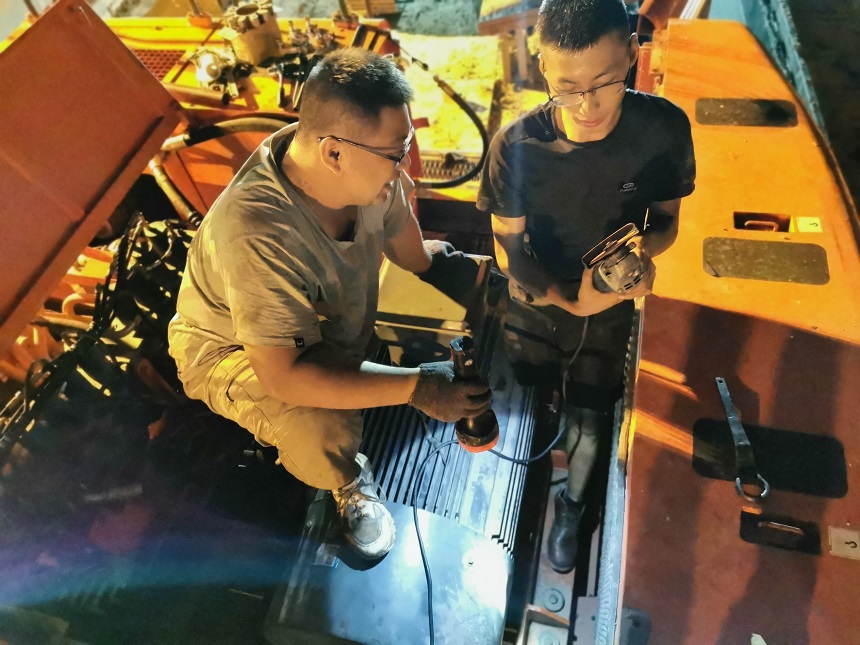 電動(dòng)挖掘機(jī)技術(shù)服務(wù).jpg 電動(dòng)挖掘機(jī)技術(shù)服務(wù).jpg