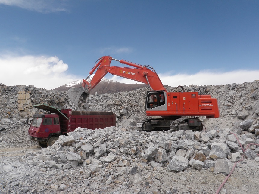 電動(dòng)挖掘機(jī).jpg 電動(dòng)挖掘機(jī).jpg