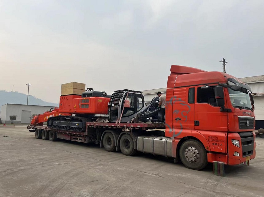 抓料機發(fā)車現(xiàn)場.jpg 抓料機發(fā)車現(xiàn)場.jpg